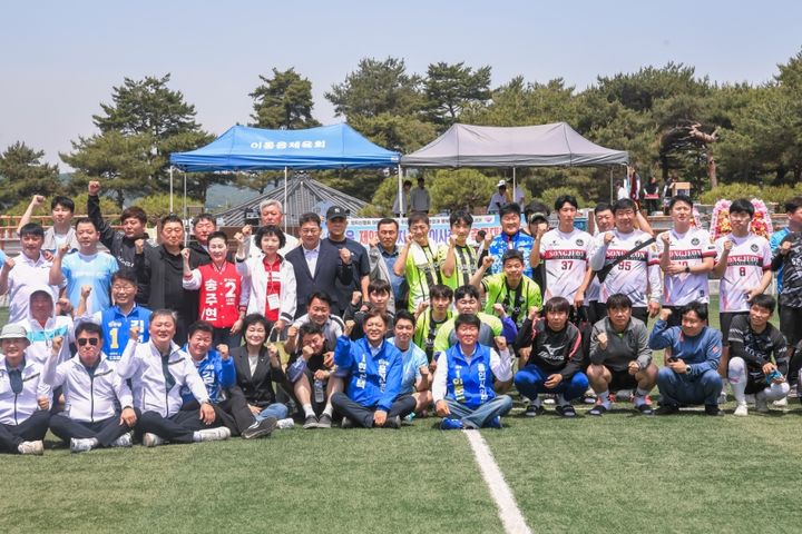[용인=뉴시스] 현근택 후보가 17일 축구경기장을 찾아 1등 체육도시 건설을 약속했다.(사진=현근택 후보 선거 사무소 제공(2026.05.17.photo@newsis.com *재판매 및 DB 금지