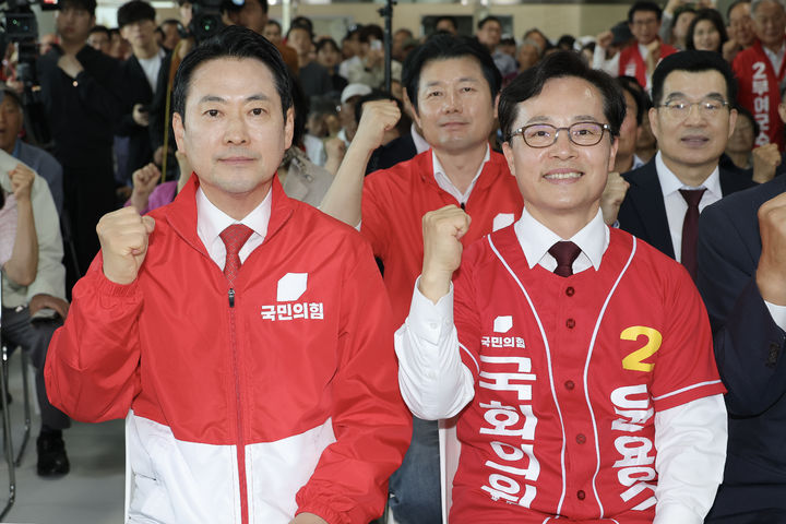 [서울=뉴시스] 조성봉 기자 = 장동혁 국민의힘 대표가 17일 오후 충남 공주시 윤용근 공주·부여·청양 국회의원 보궐선거 후보 선거사무소 개소식에 참석, 윤 후보와 기념촬영을 하고 있다. (사진=국민의힘 제공) 2026.05.17. photo@newsis.com *재판매 및 DB 금지