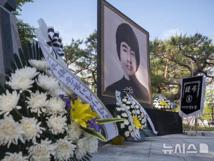 [전주=뉴시스] 강경호 기자 = '제46주년 5.18 민주화운동 전북 기념식 및 추모식'이 열린 17일 전북 전주시 전북대학교 이세종 열사 추모비에 이세종 열사의 영정과 함께 꽃들이 놓여있다. 2026.05.17. lukekang@newsis.com