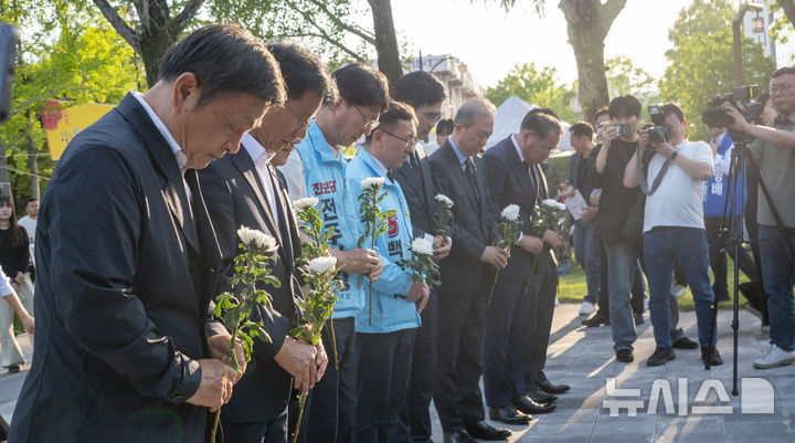 [전주=뉴시스] 강경호 기자 = '제46주년 5.18 민주화운동 전북 기념식 및 추모식'이 열린 17일 전북 전주시 전북대학교 이세종 열사 추모비에서 심영배 5·18민중항쟁기념 전북행사위원회장(왼쪽 첫번째)과 제9회 전국동시지방선거 후보자들이 단체로 헌화를 하고 있다. 2026.05.17. lukekang@newsis.com