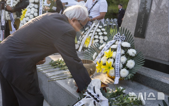 [전주=뉴시스] 강경호 기자 = '제46주년 5.18 민주화운동 전북 기념식 및 추모식'이 열린 17일 전북 전주시 전북대학교 이세종 열사 추모비에서 이영호 목사가 헌화를 하고 있다. 2026.05.17. lukekang@newsis.com