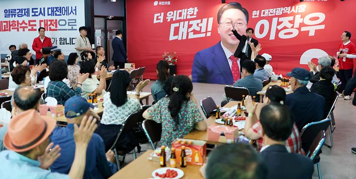 [대전=뉴시스] 일부 대전 지역 민주화운동 인사들이 17일 이장우 국민의힘 대전시장 후보 선거사무소에서 이 후보 지지를 선언하고 있다. (사진= 이 후보 선대위 제공) *재판매 및 DB 금지
