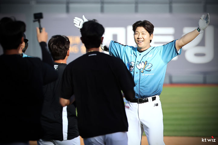 [서울=뉴시스] KT 위즈의 이정훈이 17일 수원 KT위즈파크에서 벌어진 한화 이글스와의 경기에서 9회말 끝내기 안타를 때려낸 후 기뻐하고 있다. (사진 = KT 위즈 제공) *재판매 및 DB 금지