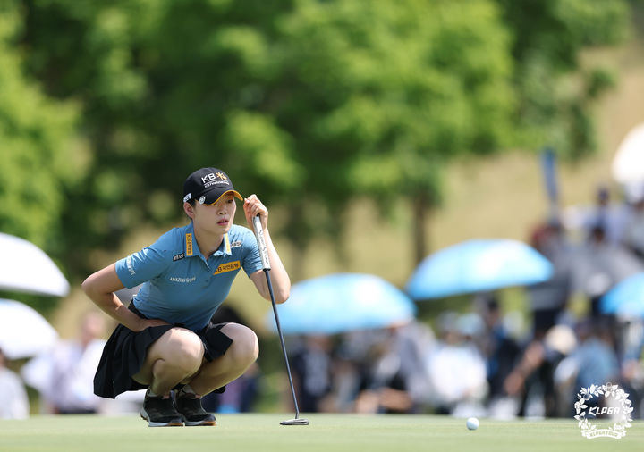 [서울=뉴시스] 17일 강원 춘천에 위치한 라데다GC에서 열린 '2026 제18회 두산 매치 플레이' 결승전에서 방신실이 5번홀 그린을 파악하고 있다. (사진=KLPGA 제공) 2026.05.17. photo@newsis.com *재판매 및 DB 금지