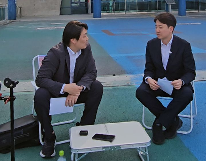 [천안=뉴시스] 이성진 개혁신당 천안시장 후보(왼쪽)가 17일 오후 이준석 대표와 함께 천안아산역 광장에서 시민 대상 공개토론을 진행했다. (사진=캠프 제공) 2026.05.17 photo@newsis.com *재판매 및 DB 금지