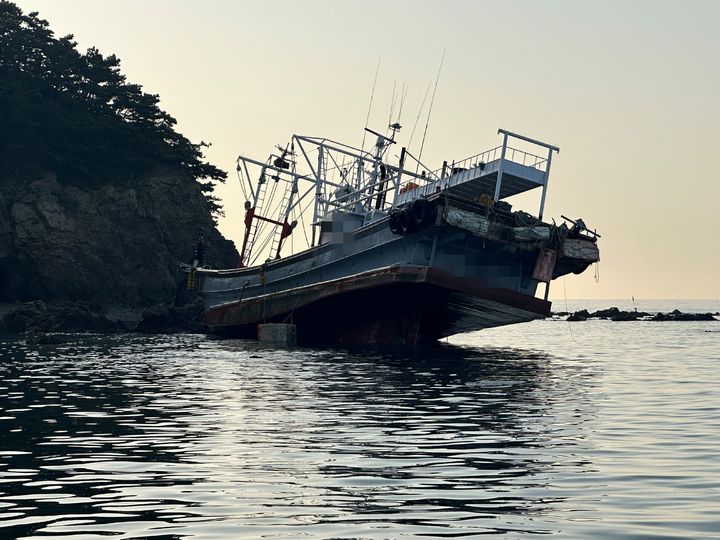[보령=뉴시스] 17일 오전 5시28분께 충남 보령 삽시도 인근 바다에서 32t 어선이 암초에 걸려 좌초된 모습. (사진=보령해양경찰서 제공) 2026.05.17. photo@newsis.com *재판매 및 DB 금지