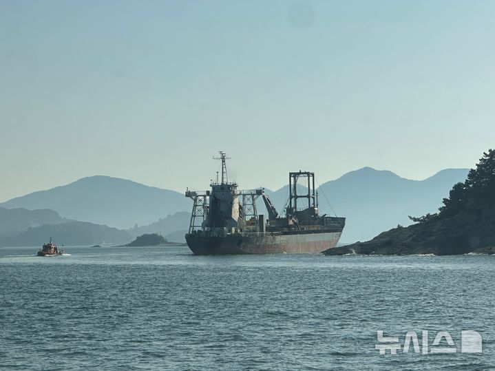 사천서 좌주 모래운반선 이초 작업하던 예인선 침몰…선장구조