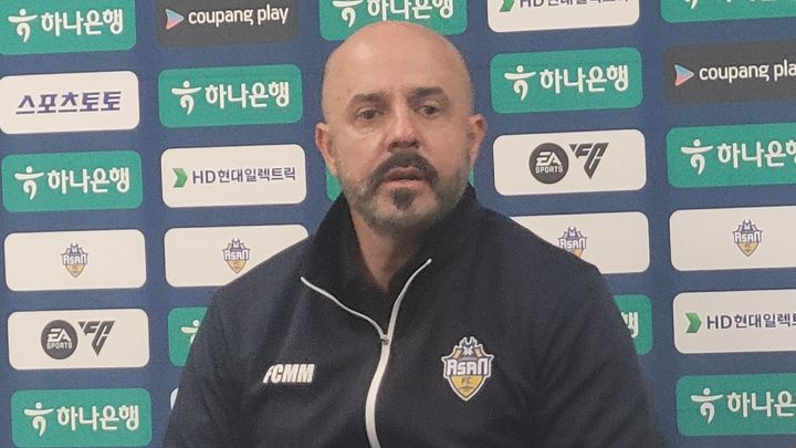 [아산=뉴시스] 최영민 기자=충남아산FC 안드레 감독이 17일 경기 후 인터뷰를 하고 있다. 2026.05.17 ymchoi@newsis.com *재판매 및 DB 금지