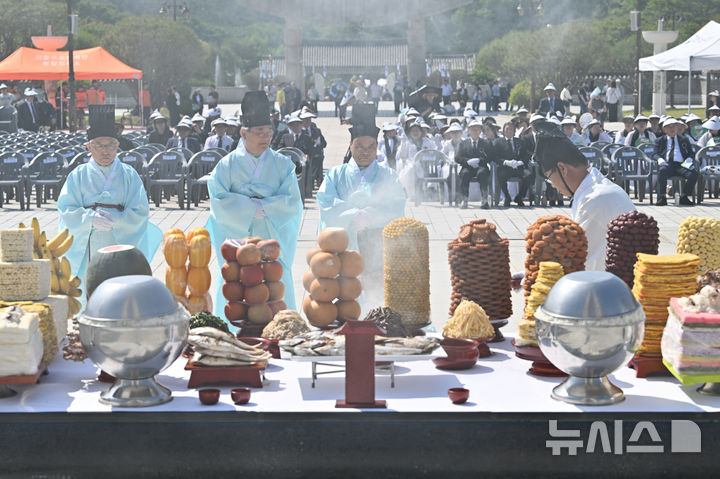 [광주=뉴시스] 이영주 기자 = 제46주기 5·18민주화운동 정부기념식을 하루 앞둔 17일 오전 광주 북구 운정동 국립5·18민주묘지에서 5·18민주유공자유족회의 추모제가 열리고 있다. 2026.05.17.leeyj2578@newsis.com