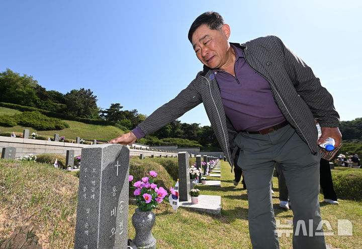 [광주=뉴시스] 이영주 기자 = 제46주기 5·18민주화운동 정부기념식을 하루 앞둔 17일 오전 광주 북구 운정동 국립5·18민주묘지에서 공춘호(70)씨가 고(故) 홍비오 열사의 묘소를 참배하며 슬퍼하고 있다. 2026.05.17.leeyj2578@newsis.com