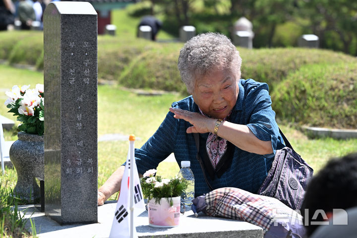 [광주=뉴시스] 이영주 기자 = 제46주기 5·18민주화운동 정부기념식을 하루 앞둔 17일 오전 광주 북구 운정동 국립5·18민주묘지에서 고(故) 이정연 열사의 어머니 구선악(86) 여사가 아들을 그리워하며 눈물을 흘리고 있다. 2026.05.17.leeyj2578@newsis.com