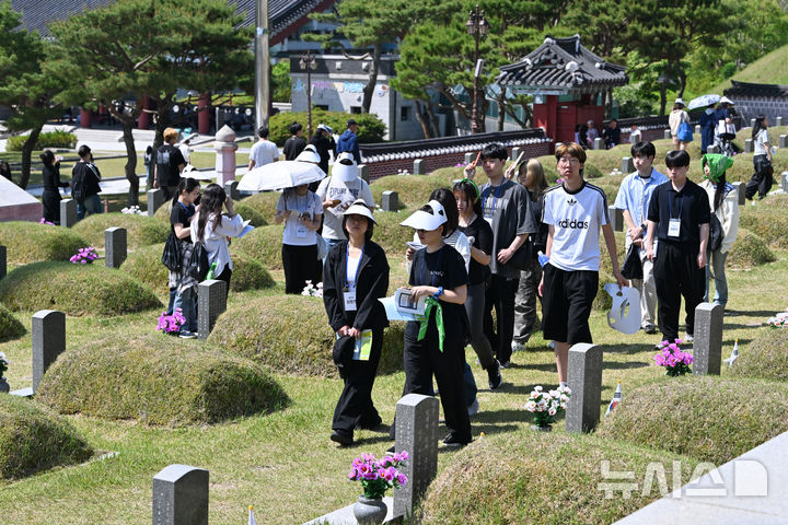 [광주=뉴시스] 이영주 기자 = 제46주기 5·18민주화운동 정부기념식을 하루 앞둔 17일 오전 광주 북구 운정동 국립5·18민주묘지에서 참배객들이 묘역을 거닐고 있다. 2026.05.17.leeyj2578@newsis.com