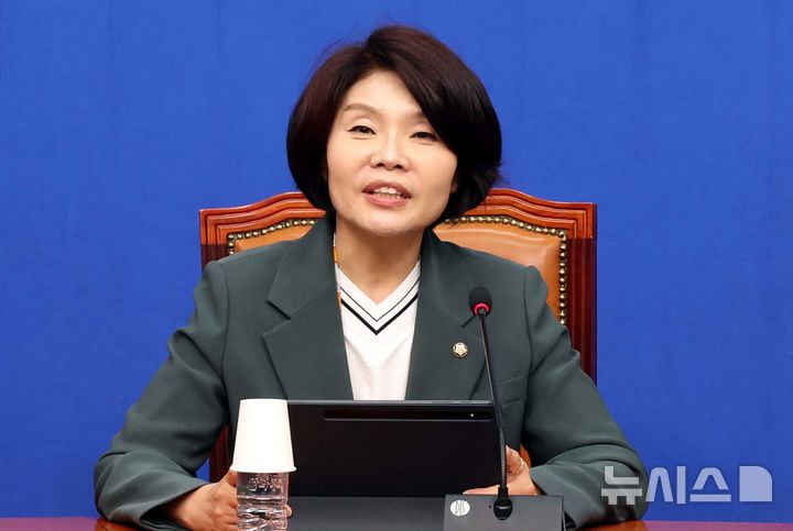 [서울=뉴시스] 조성봉 기자 = 한정애 더불어민주당 선거대책위원회 정책본부장이 지난달 17일 오전 서울 여의도 국회에서 '대한민국 국가 정상화, 일 잘하는 지방정부'-제9회 전국동시지방선거 민주당 청년 공약을 발표하고 있다.2026.05.17. suncho21@newsis.com