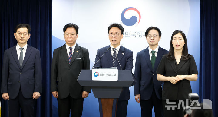 [서울=뉴시스] 김선웅 기자 = 김민석 국무총리가 17일 서울 종로구 정부서울청사에서 삼성전자 파업 관련 대국민 담화를 발표하고 있다. 2026.05.17. mangusta@newsis.com