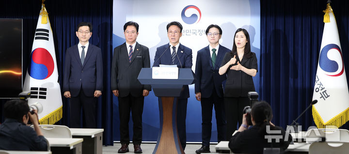 [서울=뉴시스] 김선웅 기자 = 김민석 국무총리가 17일 서울 종로구 정부서울청사에서 삼성전자 파업 관련 대국민 담화를 발표하고 있다. 2026.05.17. mangusta@newsis.com