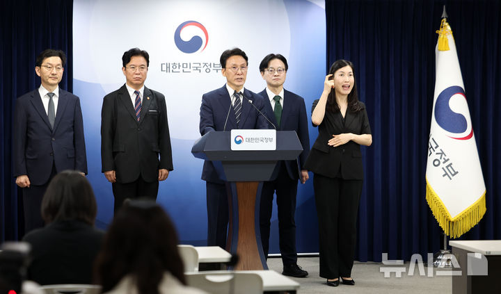 [서울=뉴시스] 김선웅 기자 = 김민석 국무총리가 17일 서울 종로구 정부서울청사에서 삼성전자 파업 관련 대국민 담화를 발표하고 있다. 2026.05.17. mangusta@newsis.com