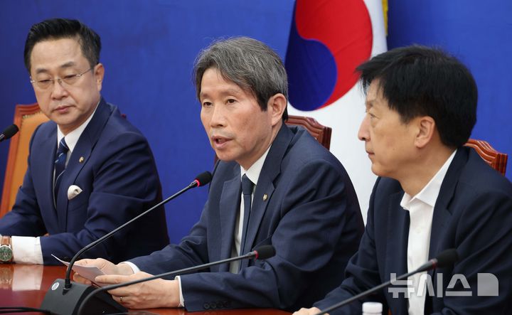[서울=뉴시스] 조성봉 기자 = 정원오 더불어민주당 후보 상임선거대책위원장인 이인영 의원이 17일 오전 서울 여의도 국회에서 열린 ‘철근 빠진 GTX 삼성역 등’ 현안 관련 기자간담회에서 발언을 하고 있다. 2026.05.17. suncho21@newsis.com