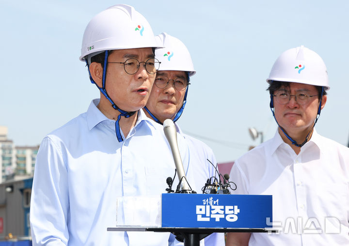 [서울=뉴시스] 황준선 기자 = 정원오 더불어민주당 서울시장 후보가 17일 오전 철근 누락 등 시공 오류가 발생한 서울 강남구 GTX-A 삼성역 공사 현장을 찾아 기자회견을 하고 있다. 2026.05.17. hwang@newsis.com