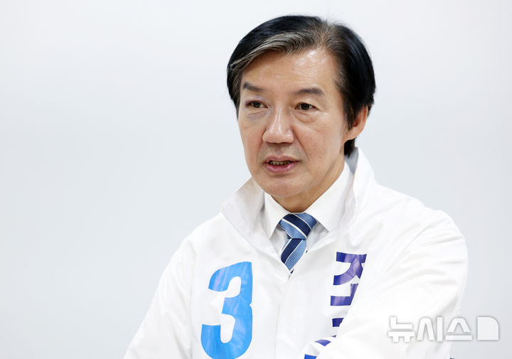 [평택=뉴시스] 김진아 기자 = 조국 조국혁신당 평택을 국회의원 재선거 후보가 17일 경기 평택시 안중읍에 마련된 본인의 선거사무소에서 뉴시스와 인터뷰를 하고 있다. 2026.05.17. bluesoda@newsis.com