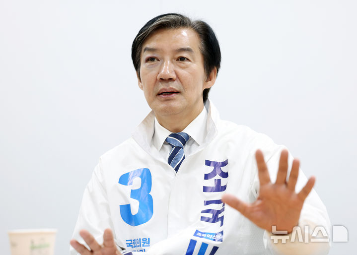 [평택=뉴시스] 김진아 기자 = 조국 조국혁신당 평택을 국회의원 재선거 후보가 17일 경기 평택시 안중읍에 마련된 본인의 선거사무소에서 뉴시스와 인터뷰를 하고 있다. 2026.05.17. bluesoda@newsis.com