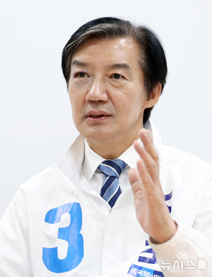 [평택=뉴시스] 김진아 기자 = 조국 조국혁신당 평택을 국회의원 재선거 후보가 17일 경기 평택시 안중읍에 마련된 본인의 선거사무소에서 뉴시스와 인터뷰를 하고 있다. 2026.05.17. bluesoda@newsis.com