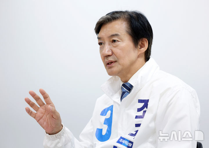 [평택=뉴시스] 김진아 기자 = 조국 조국혁신당 평택을 국회의원 재선거 후보가 17일 경기 평택시 안중읍에 마련된 본인의 선거사무소에서 뉴시스와 인터뷰를 하고 있다. 2026.05.17. bluesoda@newsis.com