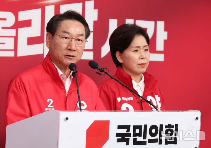 [서울=뉴시스] 조성봉 기자 = 유정복 국민의힘 인천시장 후보가 17일 오후 서울 여의도 중앙당사에서 열린 인천, 경기 광역단체 후보 정치현안 기자회견에서 발언을 하고 있다.왼쪽부터 유 후보, 양향자 경기도지사 후보. 2026.05.17. suncho21@newsis.com