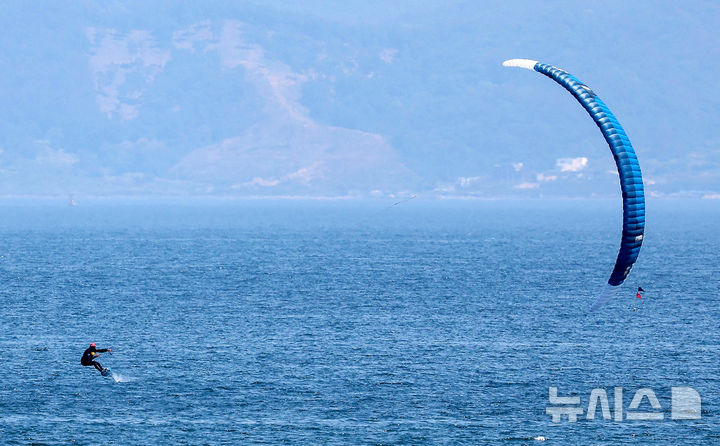 [포항=뉴시스] 이무열 기자 = 초여름 날씨를 보인 17일 경북 포항시 북구 영일대해수욕장에서 한 서퍼가 카이트서핑을 즐기고 있다. 2026.05.17. lmy@newsis.com