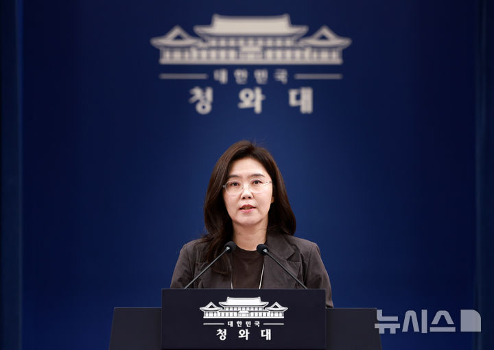 [서울=뉴시스] 고범준 기자 = 강유정 수석대변인이 17일 청와대 춘추관에서 국정목표 관련 브리핑을 하고 있다. 2026.05.17. bjko@newsis.com