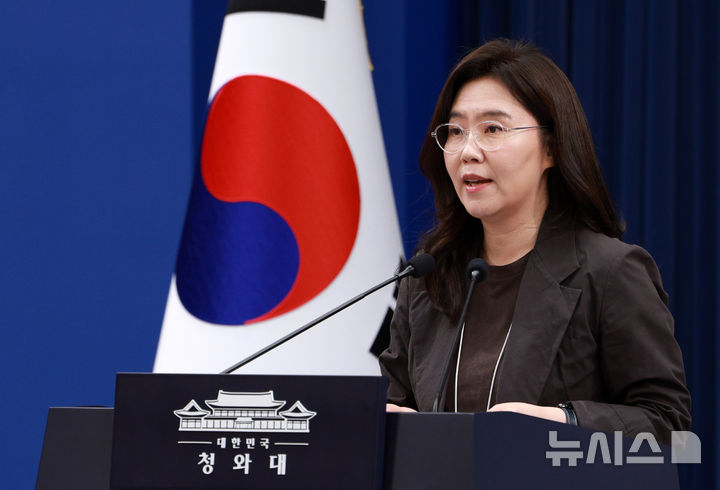 [서울=뉴시스] 고범준 기자 = 강유정 수석대변인이 17일 청와대 춘추관에서 국정목표 관련 브리핑을 하고 있다. 2026.05.17. bjko@newsis.com