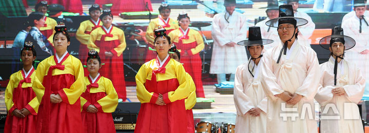 [서울=뉴시스] 김선웅 기자 = 17일 서울 중구 덕수궁 돌담길에서 열린 2026 서울시 성년의 날 기념행사에서 전통 성년례가 진행되고 있다. 2026.05.17. mangusta@newsis.com
