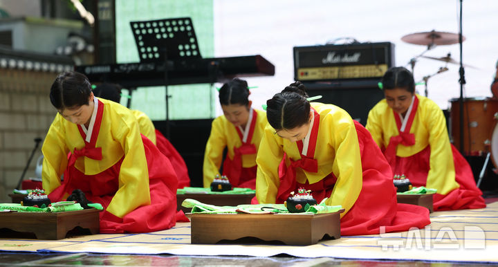 [서울=뉴시스] 김선웅 기자 = 17일 서울 중구 덕수궁 돌담길에서 열린 2026 서울시 성년의 날 기념행사에서 전통 성년례가 진행되고 있다. 2026.05.17. mangusta@newsis.com