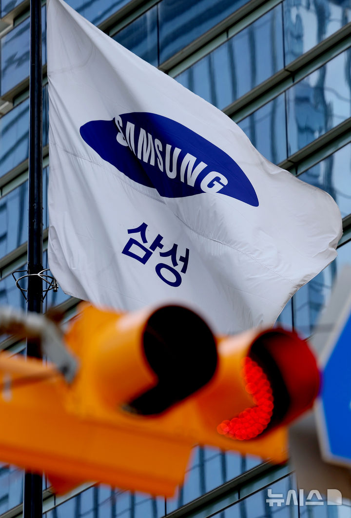 [서울=뉴시스] 김진아 기자 = 삼성전자 노사는 오는 18일 중앙노동위원회(중노위)에서 추가 사후조정을 진행한다. 김민석 국무총리는 17일 대국민담화에서 "파업으로 국민 경제에 막대한 피해가 우려되는 상황이 발생한다면, 정부는 국민경제 보호를 위해 긴급조정을 포함한 가능한 모든 대응수단을 강구하지 않을 수 없다"고 밝혔다. 사진은 17일 서울 삼성전자 서초사옥. 2026.05.17. bluesoda@newsis.com