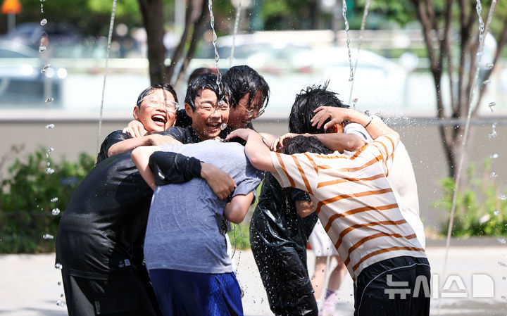 [서울=뉴시스] 김선웅 기자 = 서울 낮 최고기온이 31도를 기록하며 여름 날씨를 보인 17일 서울 종로구 광화문광장 분수터널에서 어린이들이 물놀이를 하며 더위를 식히고 있다. 2026.05.17. mangusta@newsis.com