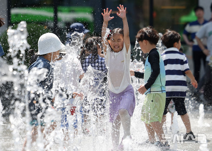 [서울=뉴시스] 김선웅 기자 = 서울 낮 최고기온이 31도를 기록하며 여름 날씨를 보인 17일 서울 종로구 광화문광장 분수대에서 어린이들이 물놀이를 하며 더위를 식히고 있다. 2026.05.17. mangusta@newsis.com