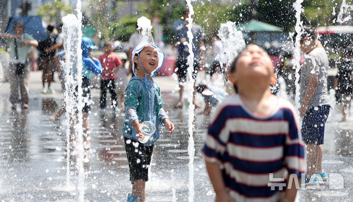 [서울=뉴시스] 김선웅 기자 = 월요일인 18일은 낮 최고기온이 34도까지 오르며 전국 대부분 지역에서 더운 날씨를 보이겠다. 내륙을 중심으로 일교차도 크게 벌어지겠다. 사진은 서울 낮 최고기온이 31도를 기록하며 여름 날씨를 보인 17일 서울 종로구 광화문광장 분수대에서 어린이들이 물놀이를 하며 더위를 식히고 있는 모습. 2026.05.17. mangusta@newsis.com