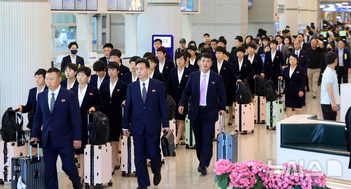 [인천공항=뉴시스] 황준선 기자 = 아시아축구연맹(AFC) 여자챔피언스리그 준결승전에 출전하는 북한 여자축구팀 ‘내고향여자축구단’이 17일 오후 인천국제공항 제1여객터미널로 입국하고 있다. (공동취재) 2026.05.17. photo@newsis.com