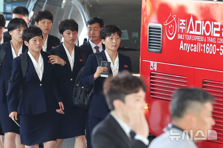 [인천공항=뉴시스] 황준선 기자 = 아시아축구연맹(AFC) 여자챔피언스리그 준결승전에 출전하는 북한 여자축구팀 ‘내고향여자축구단’이 17일 오후 인천국제공항 제1여객터미널로 입국하고 있다. (공동취재) 2026.05.17. photo@newsis.com