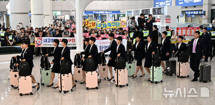 [서울=뉴시스] 황준선 기자 = 북한 내고향여자축구단이 17일 인천국제공항 제1터미널로 입국하고 있다. 북한 스포츠 선수단으로는 2018년 12월 국제탁구연맹(ITTF) 월드투어 그랜드파이널스 이후 8년 만의 방한이다. (공동취재) 2026.05.17. photo@newsis.com