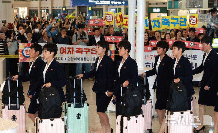 [인천공항=뉴시스] 황준선 기자 = 북한 여자축구 최강팀인 내고향여자축구단이 2025-26 아시아축구연맹(AFC) 여자 챔피언스리그(AWCL) 4강 토너먼트 출전을 위해 17일 인천국제공항을 통해 입국하고 있다.내고향여자축구단은 오는 20일 오후 7시 수원종합운동장에서 열리는 대회 4강에서 수원FC위민과 남북 대결을 펼친다. (공동취재) 2026.05.17. photo@newsis.com