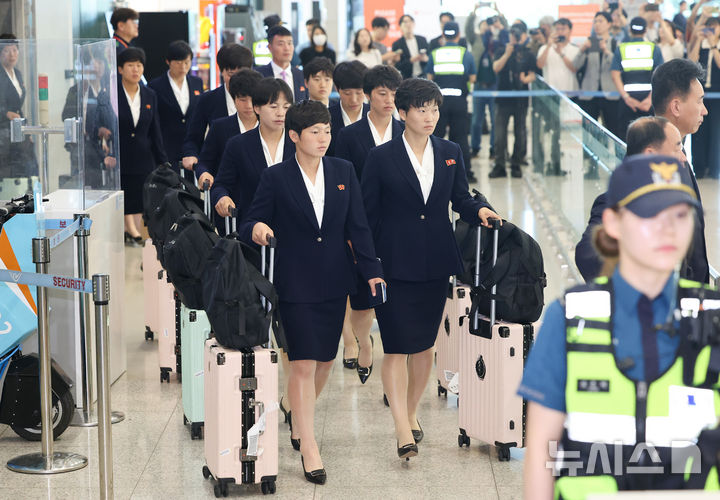 [인천공항=뉴시스] 황준선 기자 = 북한 여자축구팀 '내고향여자축구단'이 17일 오후 인천국제공항을 통해 입국했다. 이날 방남한 여자 축구단 선수단은 평양국제축구학교 교장 출신의 현철윤 단장 등 39명이다. '내고향 여자 축구단'은 20일 오후 수원종합운동장에서 수원 FC 위민을 상대로 아시아축구연맹(AFC) 여자 챔피언스리그(AWCL) 4강전을 치른다. (공동취재) 2026.05.17. photo@newsis.com