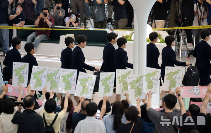 [인천공항=뉴시스] 황준선 기자 = 아시아축구연맹(AFC) 여자챔피언스리그 준결승전에 출전하는 북한 여자축구팀 ‘내고향여자축구단’이 17일 오후 인천국제공항 제1여객터미널로 입국하고 있다. (공동취재) 2026.05.17. photo@newsis.com
