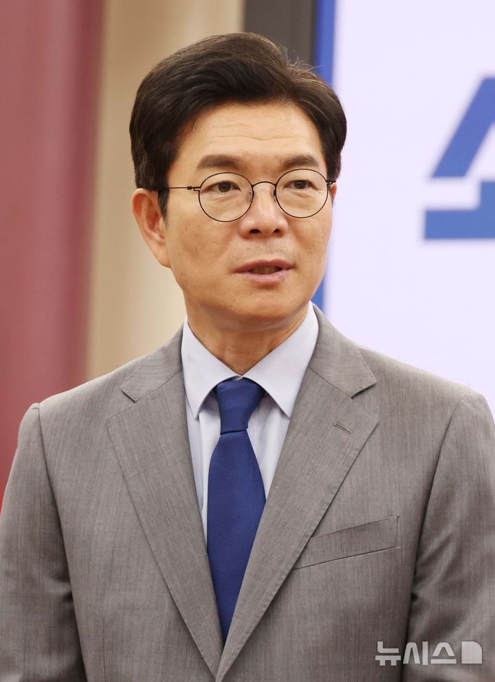 [서울=뉴시스] 조성봉 기자 = 정원오 더불어민주당 서울시장 후보가 17일 오후 서울 여의도 국회 의원회관 소회의실에서 열린 소상공인 단체 정책전달식에서 인사말을 하고 있다. 2026.05.17. suncho21@newsis.com