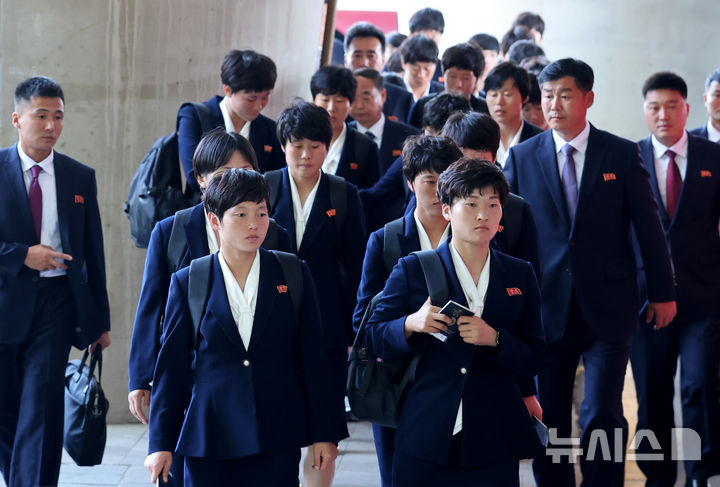 [인천공항=뉴시스] 황준선 기자 = 아시아축구연맹(AFC) 여자챔피언스리그 준결승전에 출전하는 북한 여자축구팀 ‘내고향여자축구단’이 17일 오후 인천국제공항 제1여객터미널로 입국하고 있다. (공동취재) 2026.05.17. photo@newsis.com