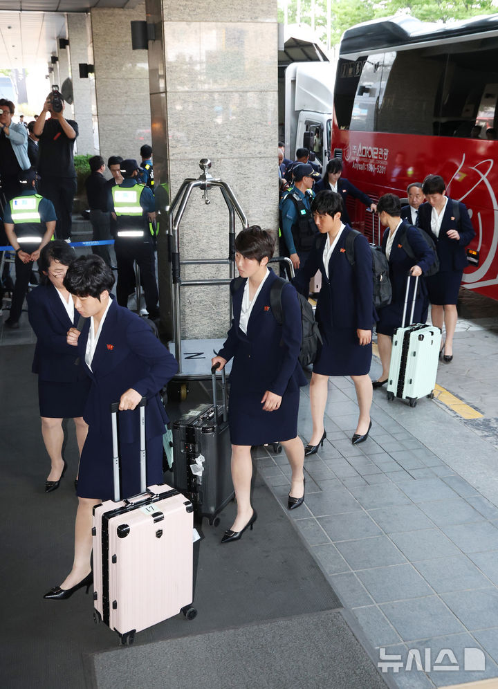 [수원=뉴시스] 김종택기자 =북한 여자축구팀 '내고향여자축구단'이 아시아축구연맹(AFC) 여자 챔피언스리그(AWCL)에 출전하기 위해 17일 숙소인 경기 수원시의 한 호텔에 도착하고 있다. 북한 선수단이 스포츠 대회 참가를 위해 방남하는 것은 2018년 12월 인천에서 열린 국제탁구연맹(ITTF) 월드투어 그랜드파이널스 이후 8년 만이다. (공동취재) 2026.05.17. photo@newsis.com