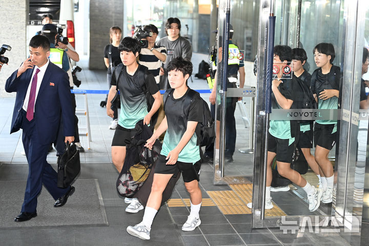 [수원=뉴시스] 김종택기자 = 아시아축구연맹(AFC) 여자 챔피언스리그(AWCL)에 출전하기 위해 방남한 북한 여자축구팀 '내고향여자축구단'이 훈련을 하기 위해 17일 숙소가 마련된 경기 수원시의 한 호텔을 나서고 있다. 2026.05.17. jtk@newsis.com