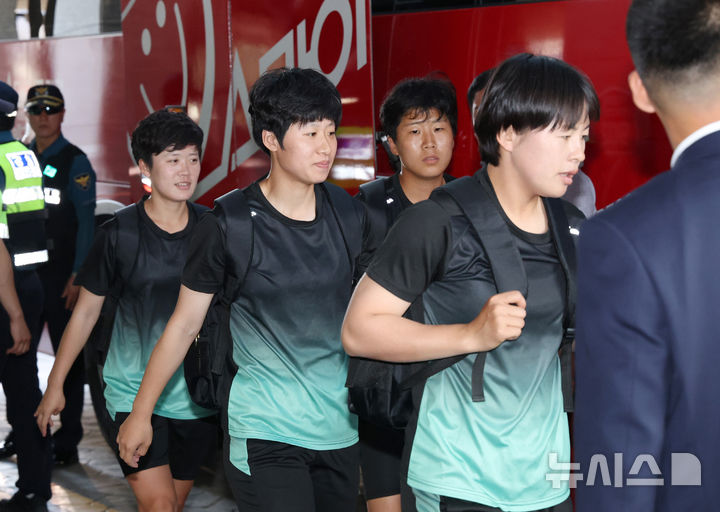 [수원=뉴시스] 김종택기자 = 아시아축구연맹(AFC) 여자 챔피언스리그(AWCL)에 출전하기 위해 방남한 북한 여자축구팀 '내고향여자축구단'이 훈련을 하기 위해 17일 숙소가 마련된 경기 수원시의 한 호텔을 나서고 있다. (공동취재) 2026.05.17. photo@newsis.com