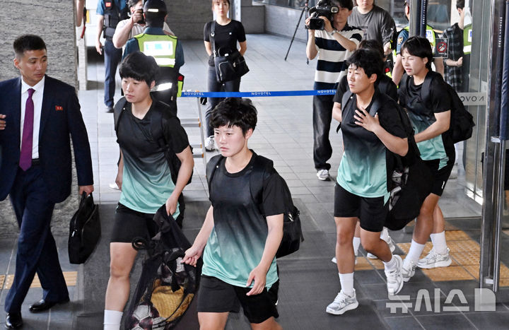 [수원=뉴시스] 김종택기자 = 아시아축구연맹(AFC) 여자 챔피언스리그(AWCL)에 출전하기 위해 방남한 북한 여자축구팀 '내고향여자축구단'이 훈련을 하기 위해 17일 숙소가 마련된 경기 수원시의 한 호텔을 나서고 있다. (공동취재) 2026.05.17. photo@newsis.com