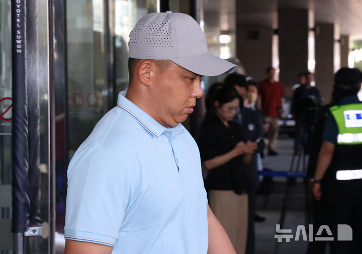 [수원=뉴시스] 김종택기자 = 아시아축구연맹(AFC) 여자 챔피언스리그(AWCL)에 출전하기 위해 방남한 북한 여자축구팀 '내고향여자축구단' 리유일 감독이 훈련을 위해 17일 숙소가 마련된 경기 수원시의 한 호텔을 나서고 있다. (공동취재) 2026.05.17. photo@newsis.com