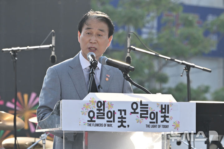 [광주=뉴시스] 이영주 기자 = 권오을 국가보훈부 장관이 지난달17일 오후 광주 동구 5·18민주광장에서 열린 5·18 전야제에 참석해 인사말하고 있다. 2026.05.17.leeyj2578@newsis.com